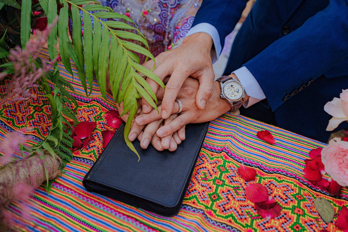 Được biết, cả hai quen nhau đã hơn 1 năm, vì khoảng cách địa lý, mối tình được duy trì chủ yếu bằng những cuộc gọi, rồi kể cho nhau nghe về cuộc sống xung quanh.