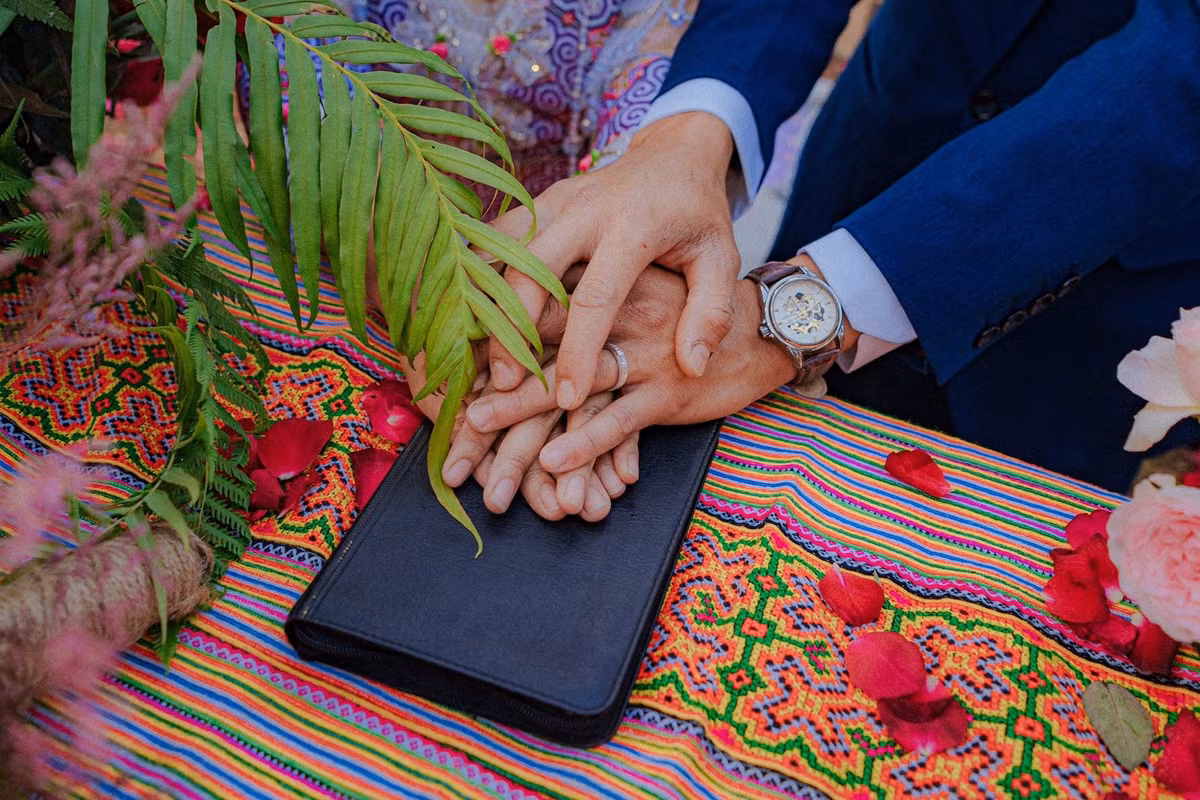 Được biết, cả hai quen nhau đã hơn 1 năm, vì khoảng cách địa lý, mối tình được duy trì chủ yếu bằng những cuộc gọi, rồi kể cho nhau nghe về cuộc sống xung quanh.