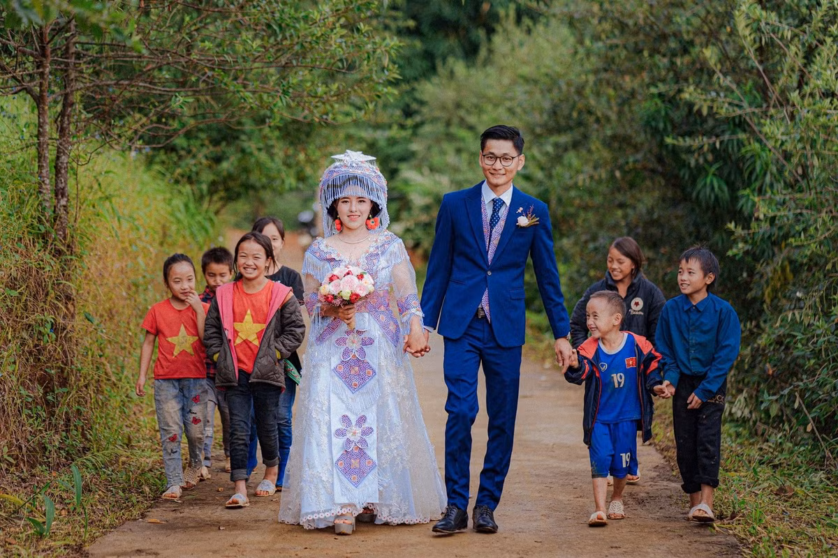 "Đẹp thật sự, nhìn mà ước ao, đây có lẽ chính là ưu điểm mà chỉ đám cưới vùng cao mới làm dược", "Chất quá các bác, nhìn mà mê mẩn, đúng kiểu trời đất chứng giám",...cư dân mạng bình luận.