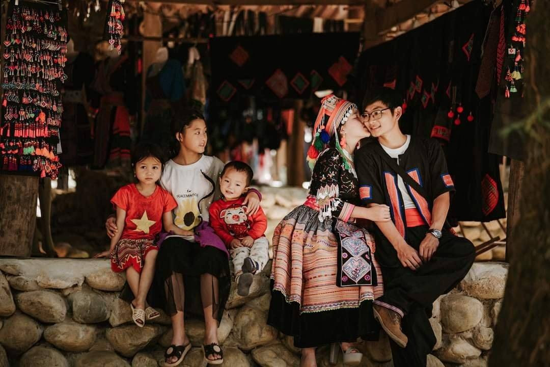 Ngay sau khi những hình ảnh đám cưới được đăng tải đã thu hút sự quan tâm của đông đảo mọi người.