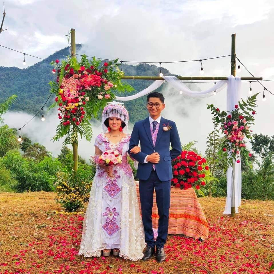 Được biết, anh Ngọc là người Sài Gòn. Hai con người ở hai đầu tổ quốc, có một đám cưới vùng cao dù tổ chức đơn giản nhưng vẫn thật lộng lẫy giữa vùng đồi núi khiến netizen hết sức trầm trồ.