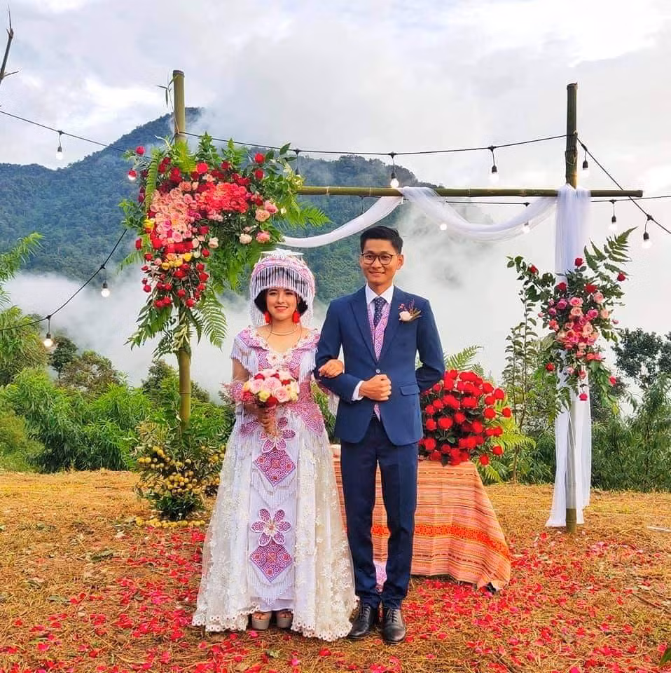 Được biết, anh Ngọc là người Sài Gòn. Hai con người ở hai đầu tổ quốc, có một đám cưới vùng cao dù tổ chức đơn giản nhưng vẫn thật lộng lẫy giữa vùng đồi núi khiến netizen hết sức trầm trồ.