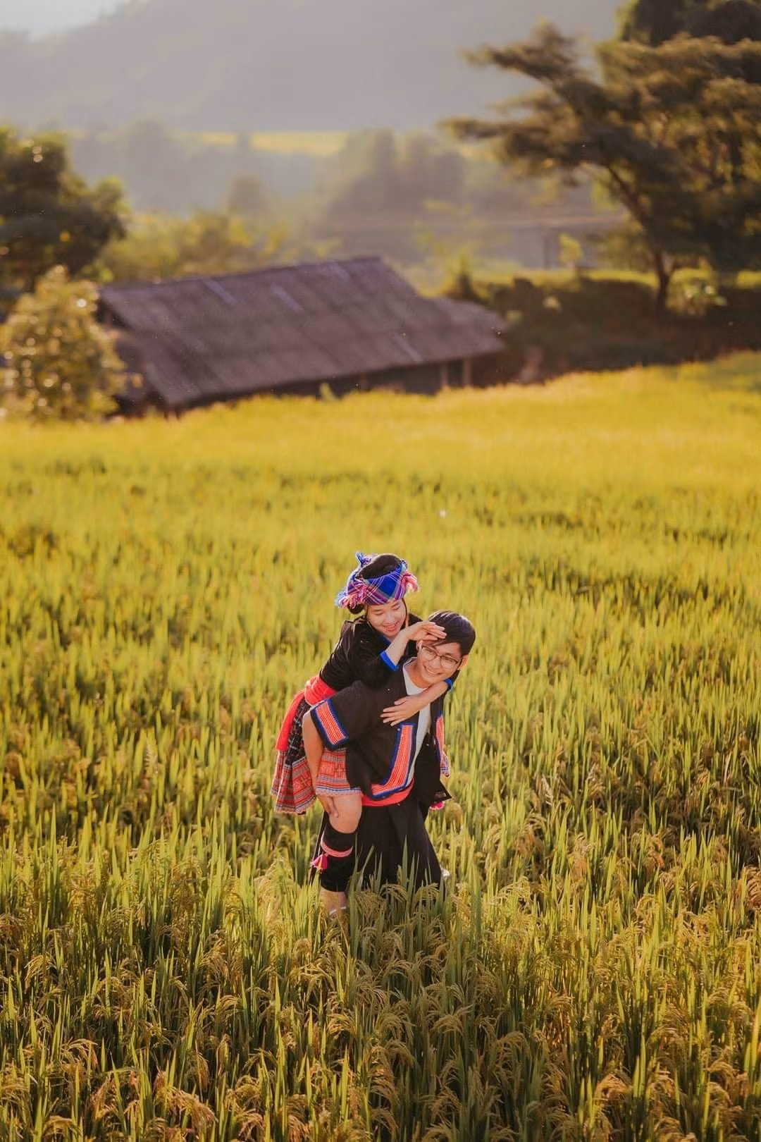 Chỉ sau vài giờ chia sẻ, đám cưới vùng cao xinh đẹp này đã nhận về hơn hàng chục ngàn lượt like và hàng ngàn bình luận rôm rả.