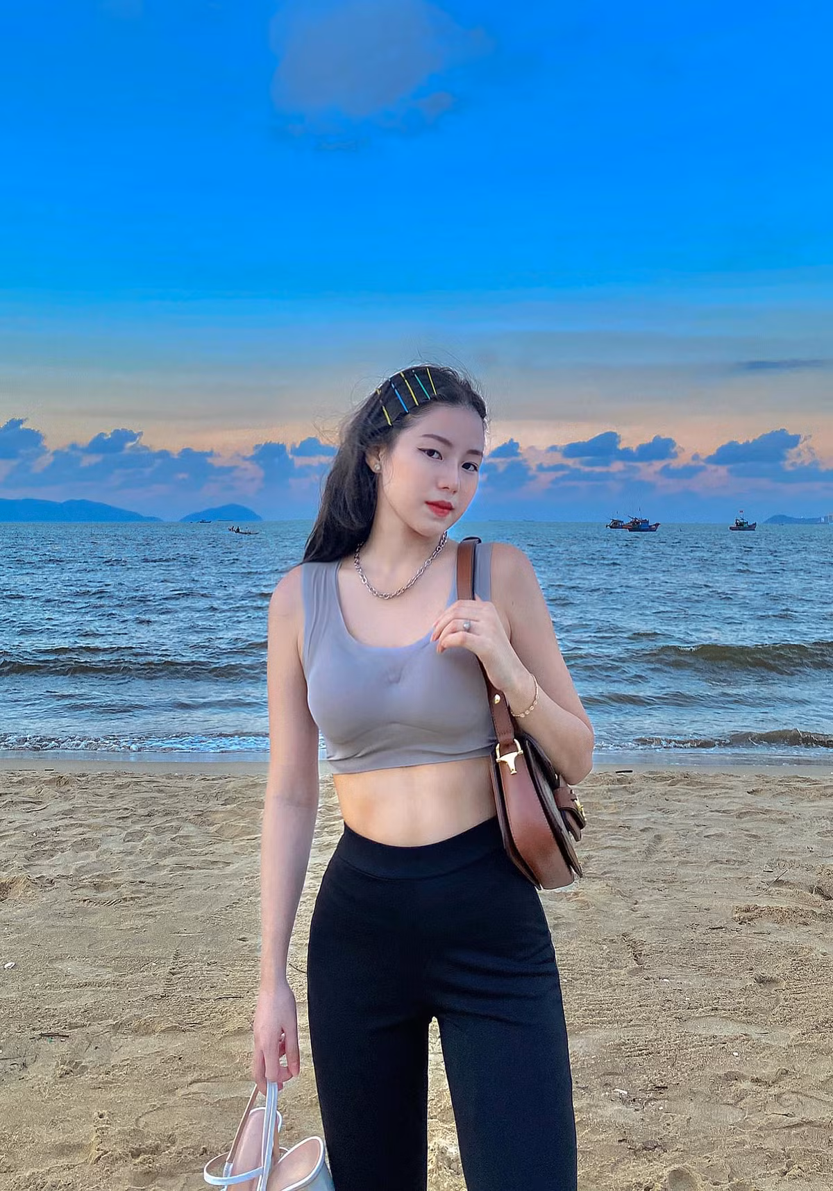 Diện áo croptop khoe vòng eo nhỏ gọn, cô gái này nhận về nhiều lời khen cho sắc vóc.