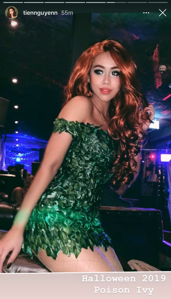 Năm 2019 Tiên Nguyễn đội tóc giả màu đỏ, mặc váy mô phỏng lá cây để hóa trang thành nhân vật Poison Ivy - nữ phản diện hư cấu của DC Comics.