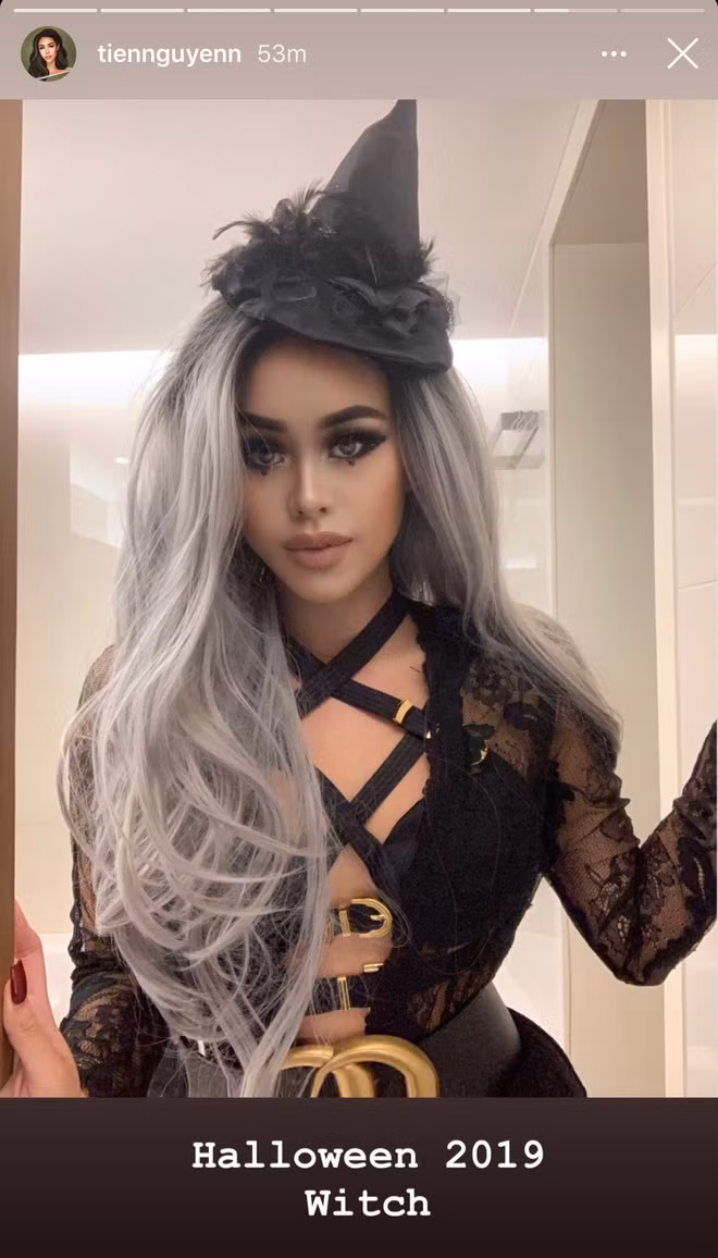 Trong một bữa tiệc khác, Tiên Nguyễn từng hóa trang thành phù thủy với mái tóc bạc, mũ nhọn và đôi mắt được vẽ khói đậm màu, chấm thêm 2 giọt lệ ở mi dưới.