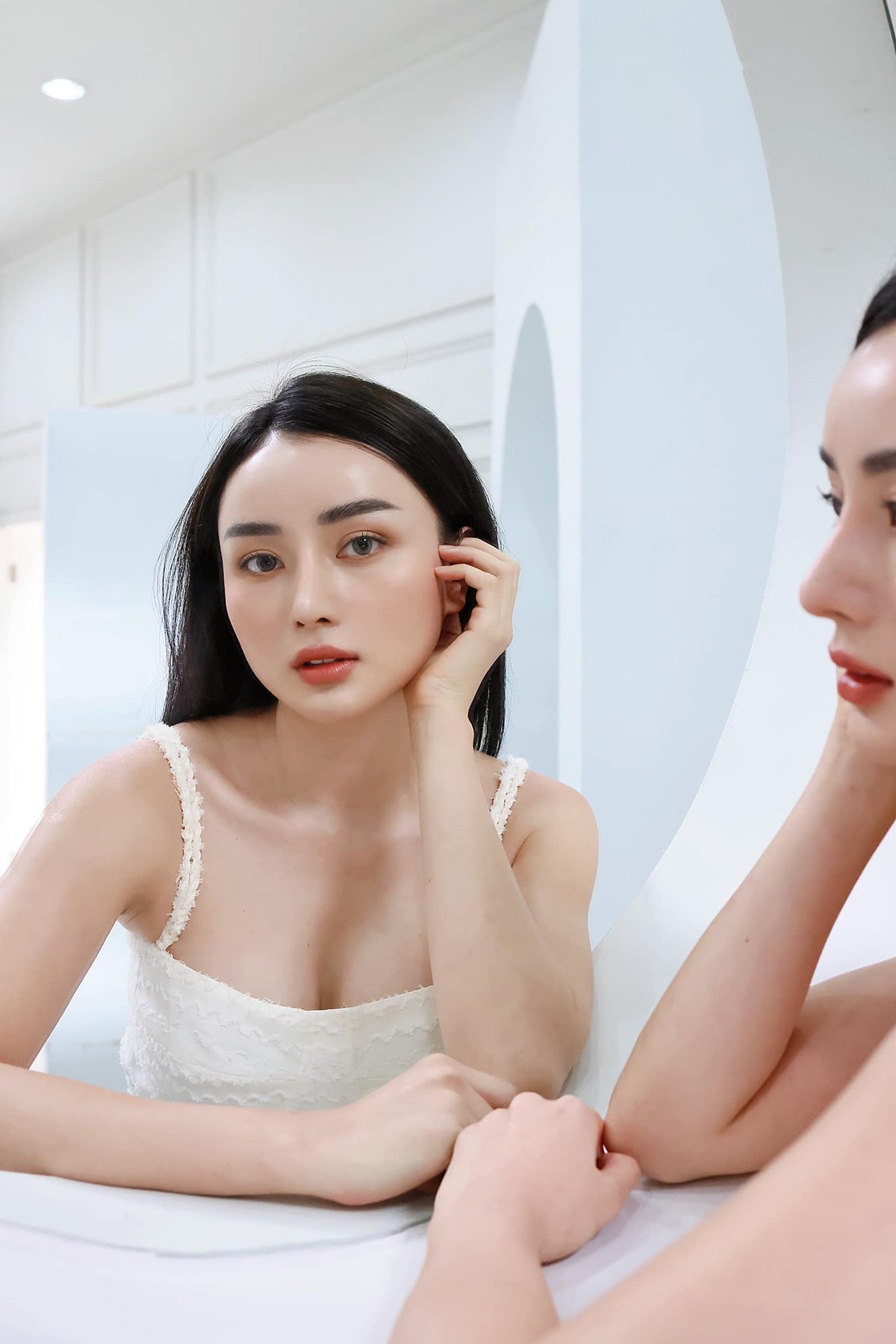 Bên cạnh cuộc sống giàu sang phú quý, Angela Chu còn khiến dân tình ngưỡng mộ khi được ông xã cưng chiều như "bà hoàng".