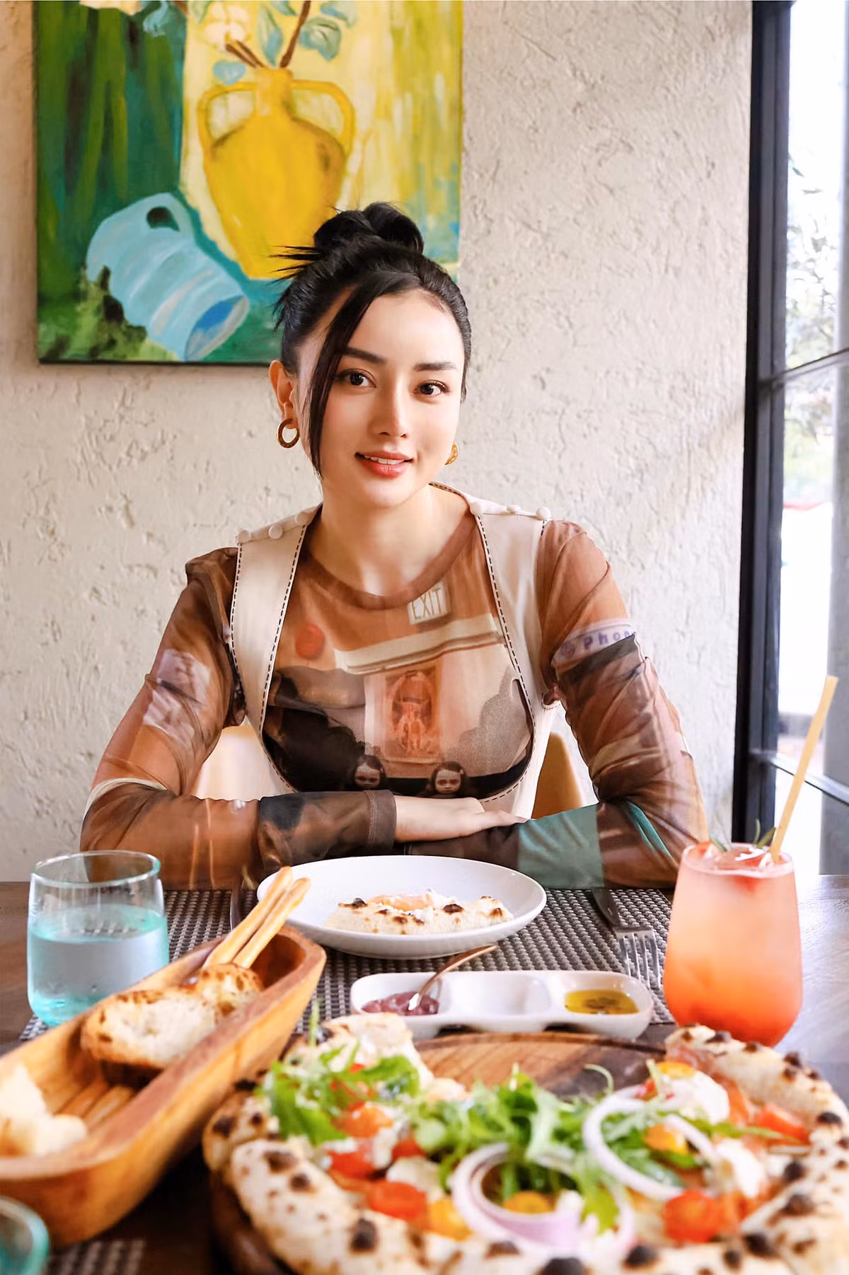 Tuy nhiên khi nói về chuyện phẫu thuật thẩm mỹ, chồng cô lại khá cởi mở và chấp nhận sở thích của vợ mình.