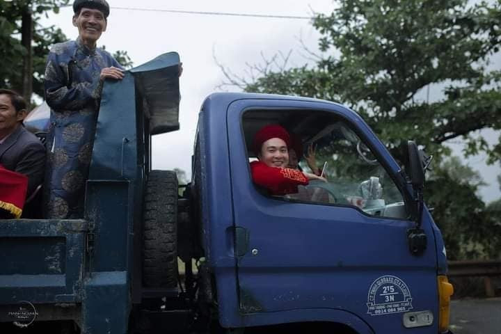 Trước đó, một đám cưới khác ở Huế diễn ra vào đùng mùa mưa lũ cũng khiến netizen thích thú, dù phải dùng ghe nhưng chú rể cũng vẫn quyết tâm đón dâu.