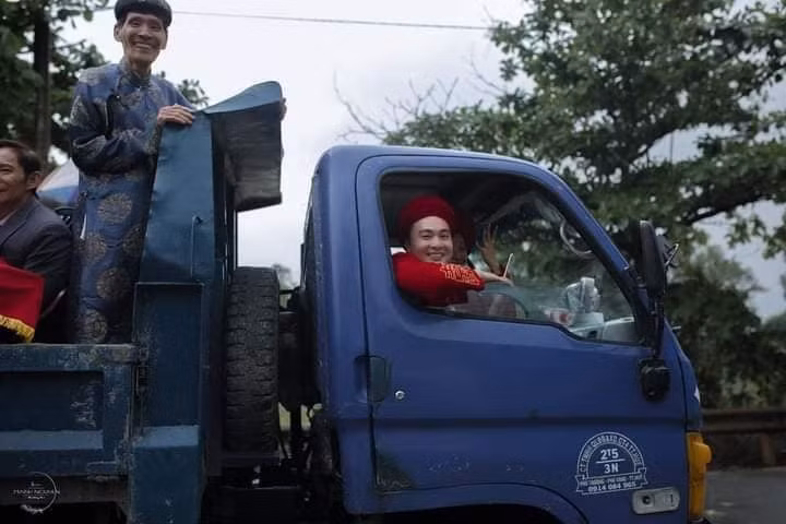 Trước đó, một đám cưới khác ở Huế diễn ra vào đùng mùa mưa lũ cũng khiến netizen thích thú, dù phải dùng ghe nhưng chú rể cũng vẫn quyết tâm đón dâu.