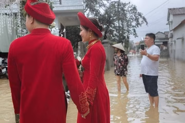 Theo đó, dù khắp đoạn đường rước dâu, nước đã dâng lên đến tận đầu gối nhưng mọi hoạt động vẫn được diễn ra. Chỉ khác là, nếu như trước đây chú rể sẽ lái ô tô sang “đưa nàng về dinh” thì nay phương tiện được lựa chọn là xuồng, ghe hay xe ben.