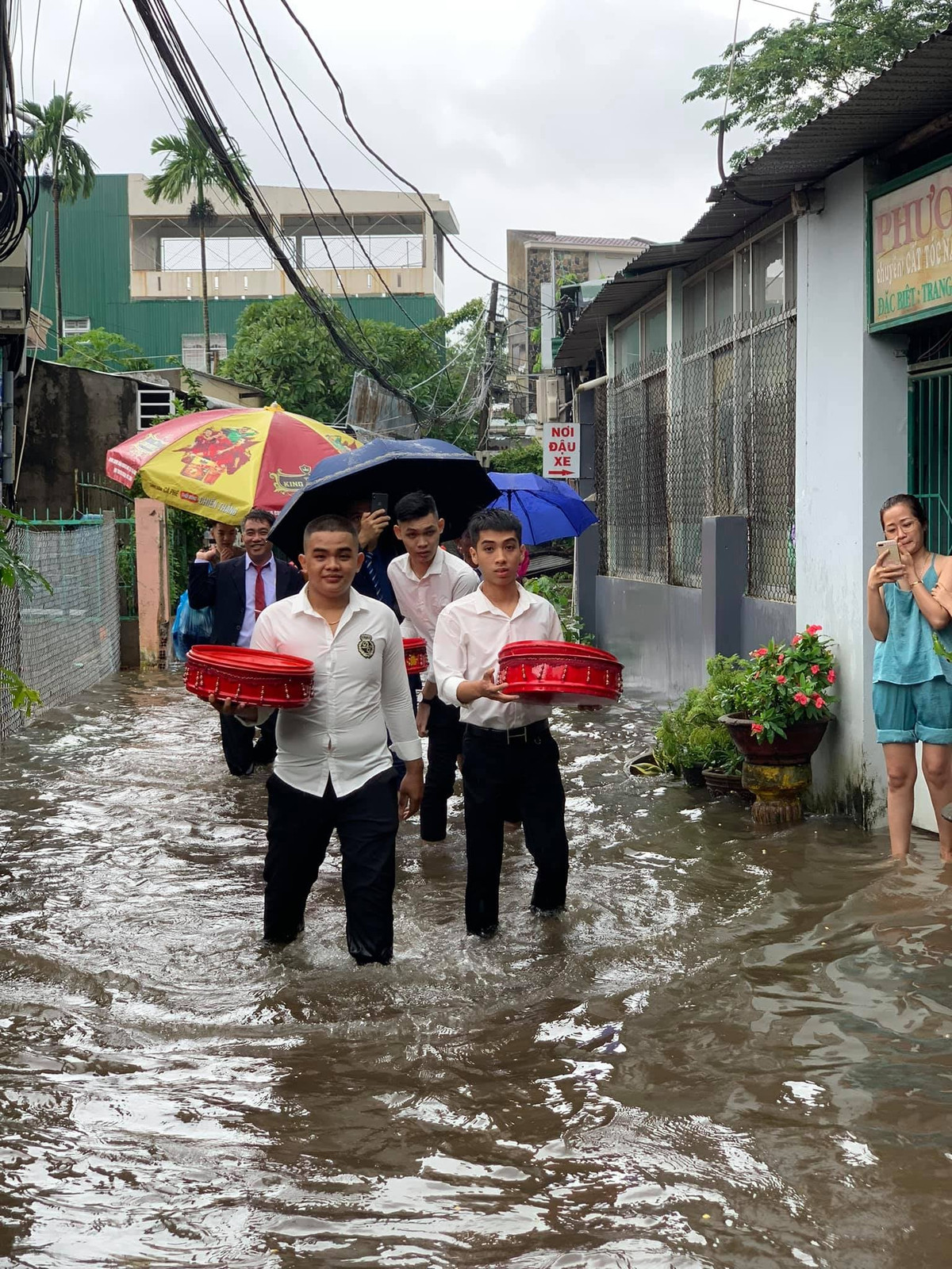 Mưa lũ thiên tai xảy đến nhưng ngày vui trăm năm không thể trì hoãn. Do vậy, nhiều gia đình vẫn tổ chức đám cưới dù khung cảnh xung quanh ngập nước.