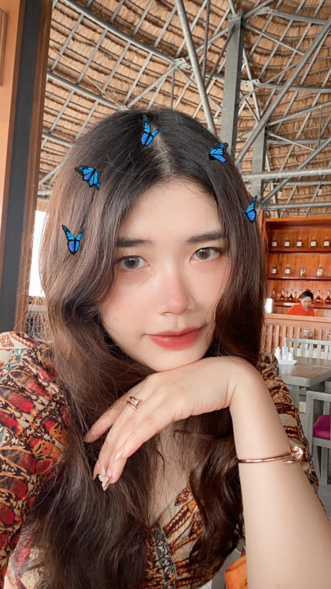 Anh Thư sở hữu gương mặt khả ái, làn da trắng nõn, gu thời trang sành điệu hơn hẳn trước đây.