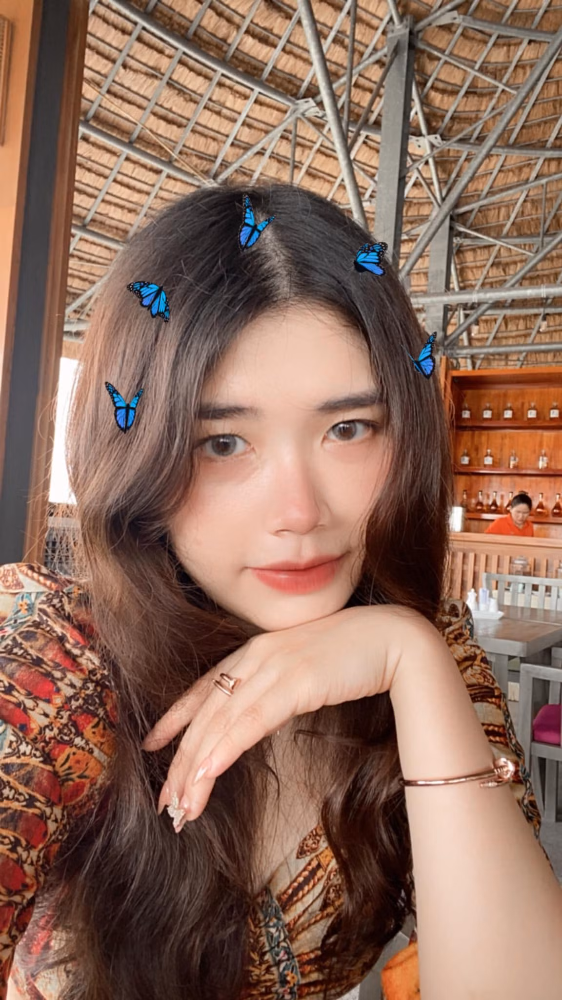 Anh Thư sở hữu gương mặt khả ái, làn da trắng nõn, gu thời trang sành điệu hơn hẳn trước đây.