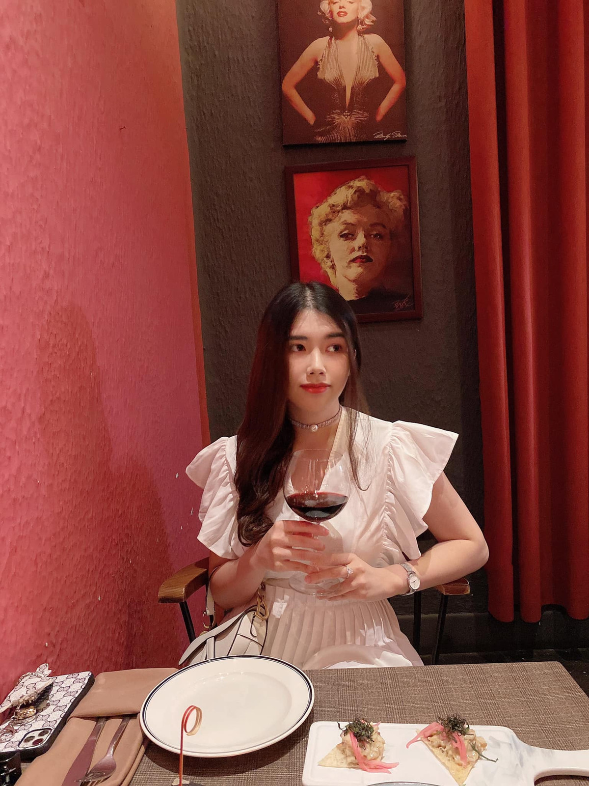 Được biết, Anh Thư hiện tại là trưởng nhóm kinh doanh của một công ty marketing, bên cạnh đó còn làm dự án riêng và đầu tư vào một số mảng. Theo tiết lộ, mức thu nhập của cô với con số đáng mơ ước khoảng từ 2000 đến 3000$/tháng.