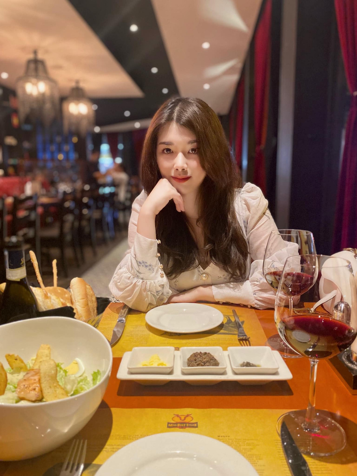 Chia sẻ về sự thay đổi về ngoại hình, Anh Thư cho biết mình không hề phẫu thuật thẩm mỹ mà tự điều chỉnh cũng như chăm sóc bản thân tốt hơn.