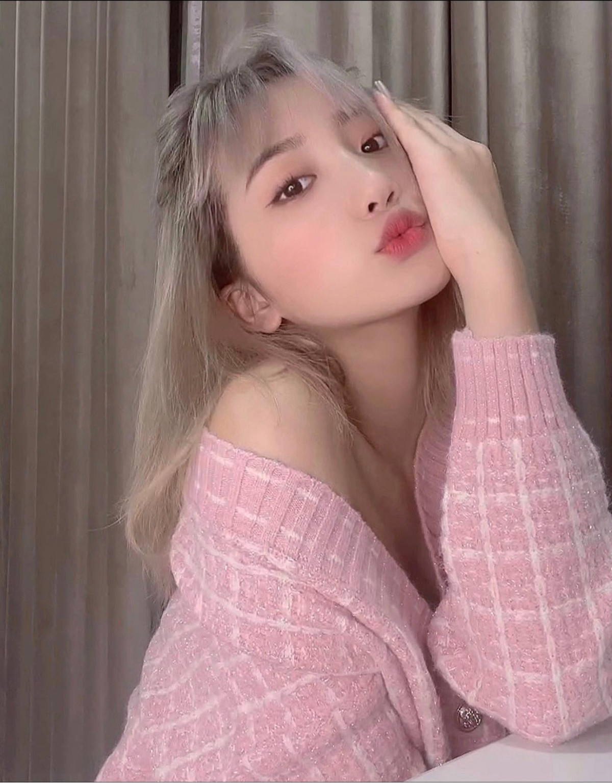 Khánh Huyền gây ấn tượng mạnh bởi gương mặt xinh xắn, dễ thương đúng chuẩn nữ sinh trung học và thân hình "bốc lửa" khó cưỡng lại.