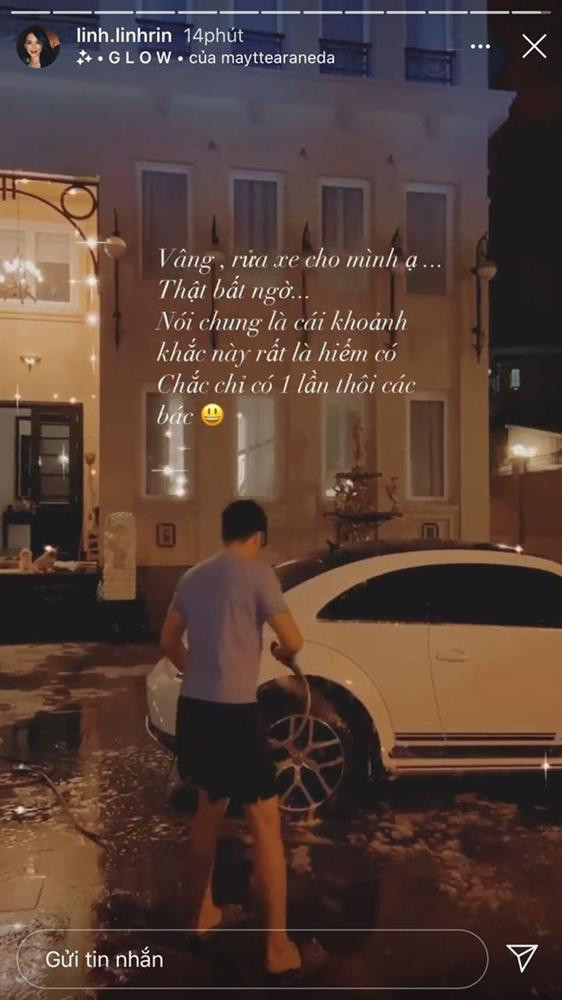 Không riêng gì cắm hoa, gội đầu, vị thiếu gia nhà tỷ phú còn rửa xe giúp bạn gái.