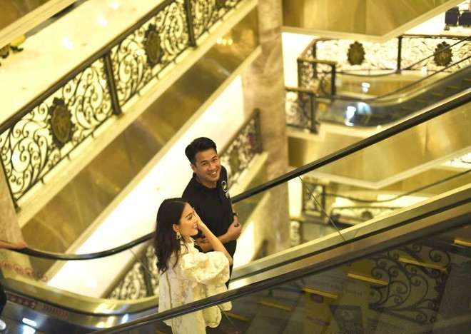 Phillip Nguyễn và Linh Rin công khai hẹn hò hồi tháng 8/2019. Thời gian bên nhau, ngoài những lần phát "cẩu lương", đôi trẻ cũng có vài lần dính nghi vấn chia tay.