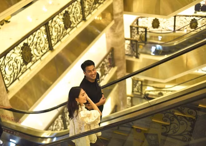 Phillip Nguyễn và Linh Rin công khai hẹn hò hồi tháng 8/2019. Thời gian bên nhau, ngoài những lần phát "cẩu lương", đôi trẻ cũng có vài lần dính nghi vấn chia tay.