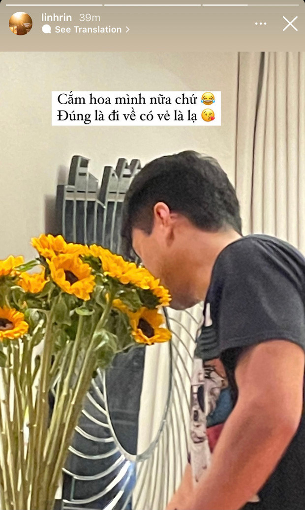 Mới đây, hot girl Linh Rin lại gây chú ý với màn phát "cẩu lương" bằng hành động cực thiết thực đến từ bạn trai. Theo đó, cô đã lén chụp khoảnh khắc được Phillip Nguyễn tỉ mỉ cắm từng bông hoa vào bình.