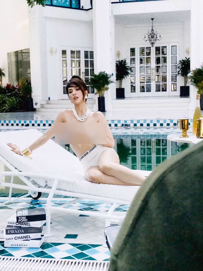 Chưa dừng ở đó, trong video hậu trường chất lượng thấp và chưa chỉnh sửa, sắc vóc của Ngọc Trinh cũng không quá khác biệt với ảnh được photoshop kỹ càng.