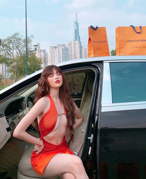 Tuy nhiên với màn lên đồ này, Ngọc Trinh dù mặc vẫn như không mặc, khiến bao người phải "đỏ mặt". Ảnh: Tổng hợp