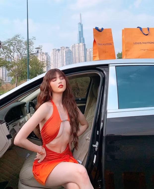 Tuy nhiên với màn lên đồ này, Ngọc Trinh dù mặc vẫn như không mặc, khiến bao người phải "đỏ mặt". Ảnh: Tổng hợp