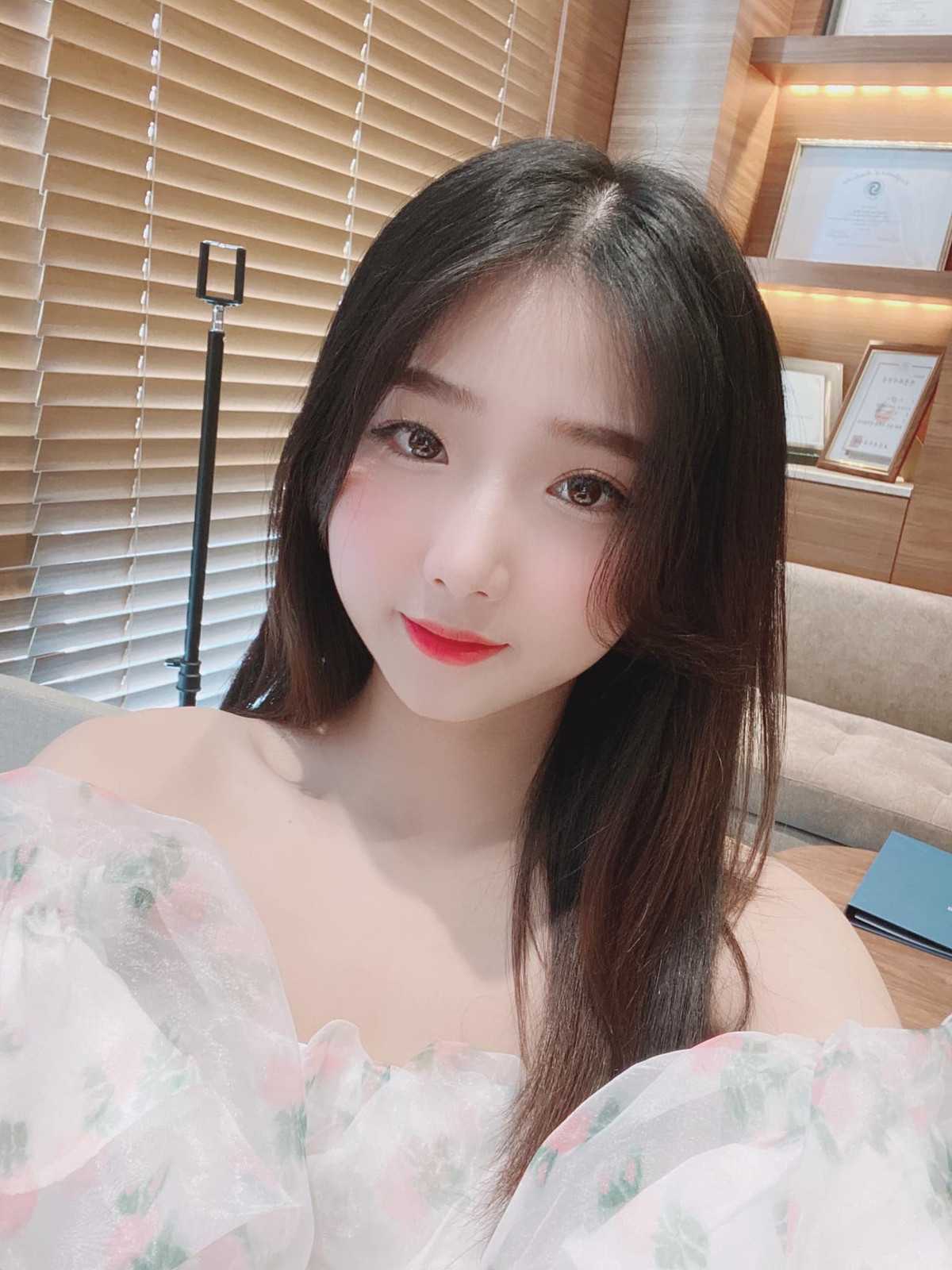 Ngoài làm mẫu, Khánh Ly từng thử sức với kinh doanh, làm streamer 5-6 năm. Nhưng khoảng 2 năm trở lại đây cô nàng tạm gác lại việc livestream để tập trung cho việc học hành và dành nhiều thời gian hơn để kinh doanh.