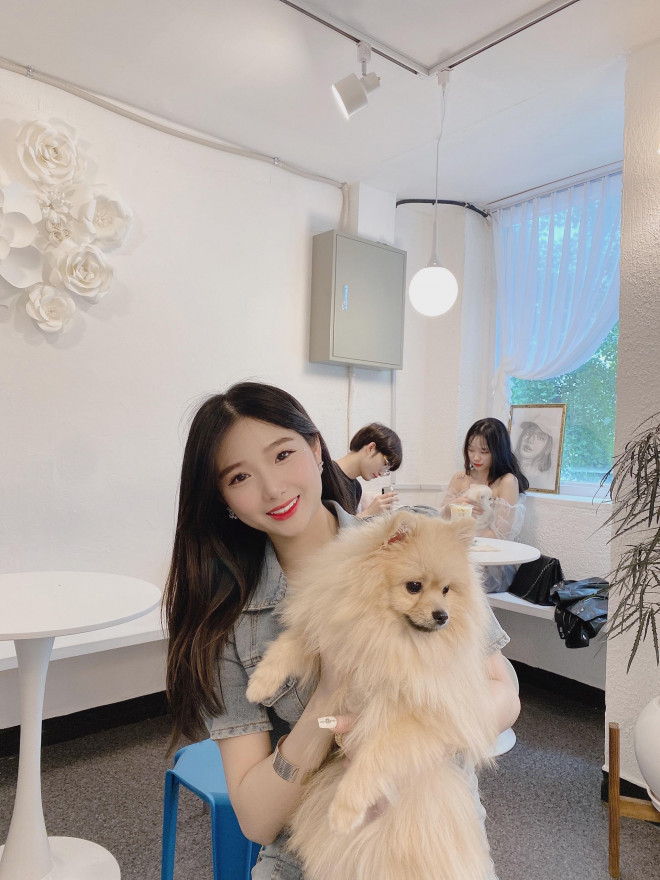 Với lợi thế là gương mặt đẹp, mảnh mai cộng với gu thời trang hiện đại, Khánh Ly dễ dàng biến hóa trong mỗi khung hình. Ảnh: FBNV