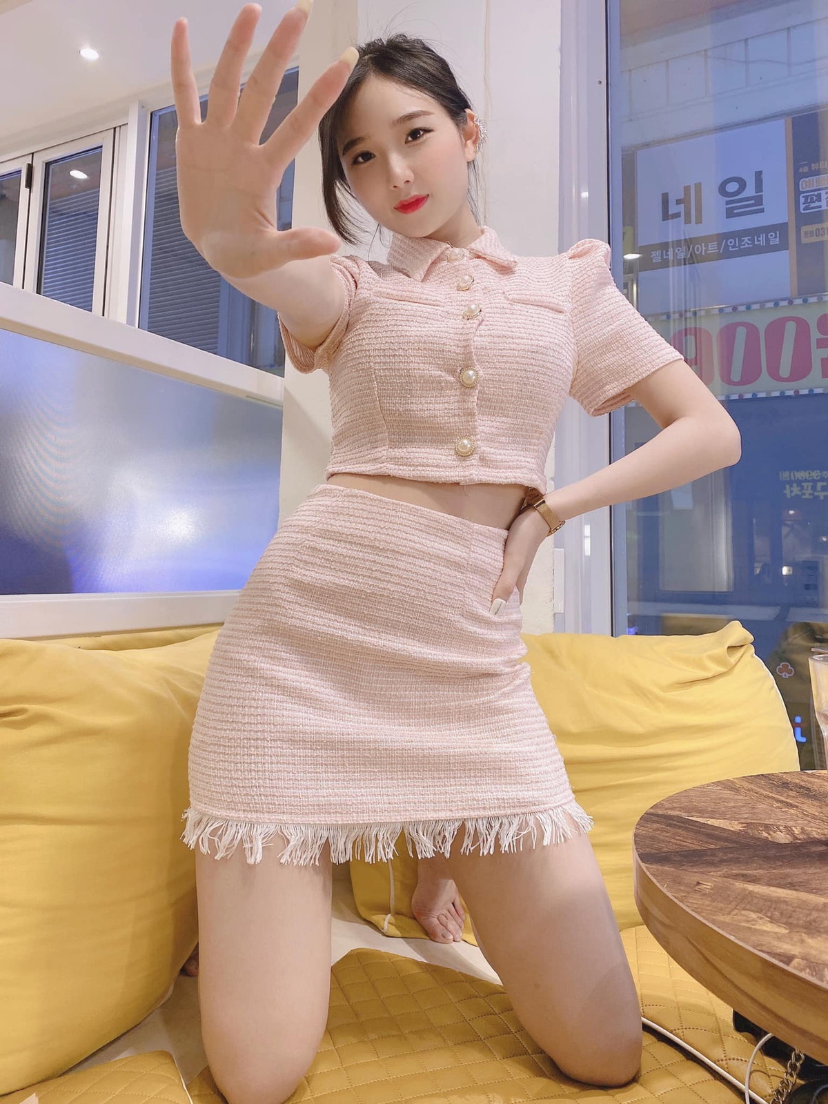 Những hình ảnh của cô gái này sau khi được đăng tải lên một số trang mạng xã hội đã ngay lập tức thu hút sự chú ý không nhỏ.