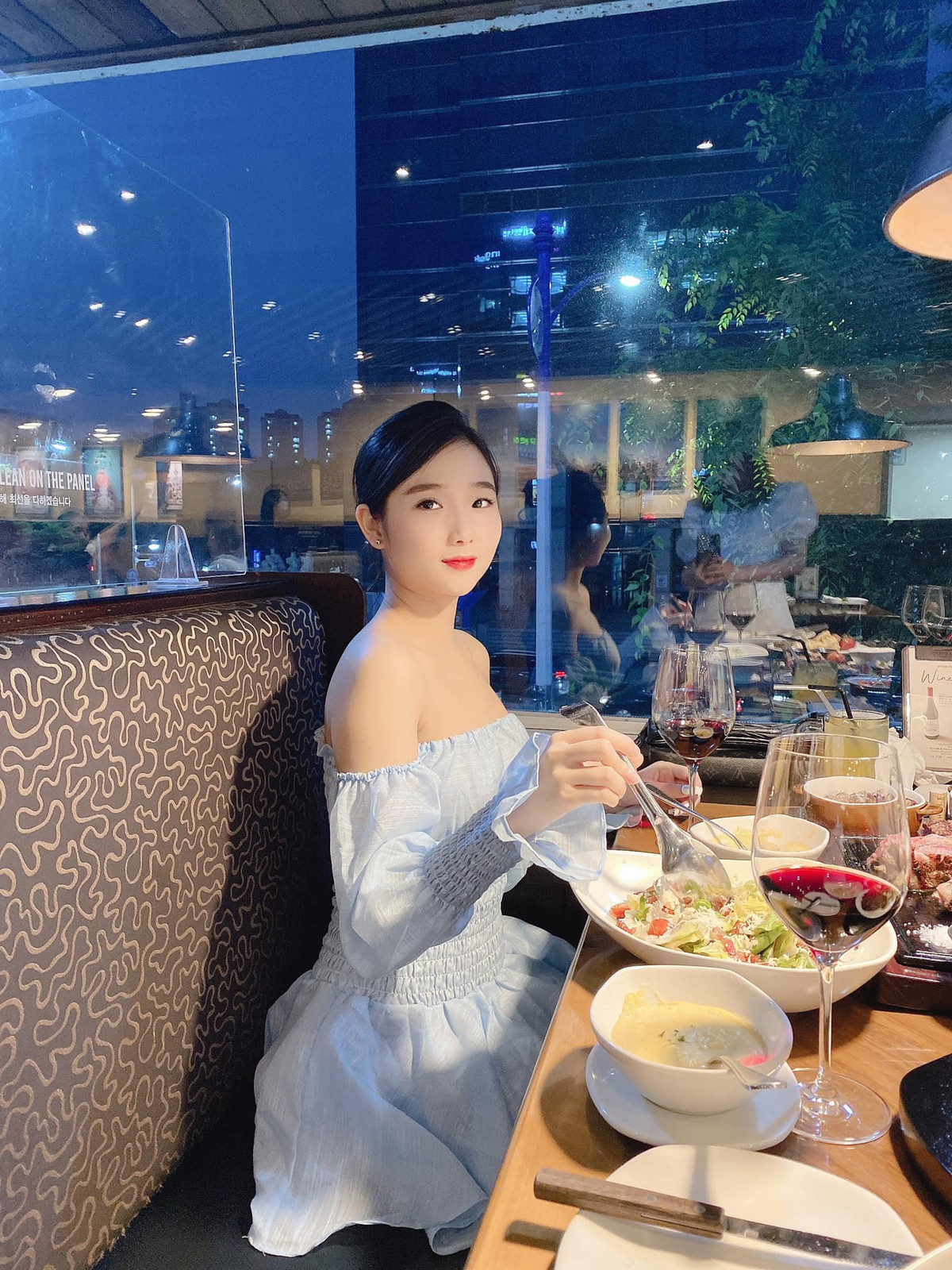 Nhờ sở hữu ngoại hình "vạn người mê" nên Khánh Ly thường bị người khác nhầm là con gái Hàn Quốc.