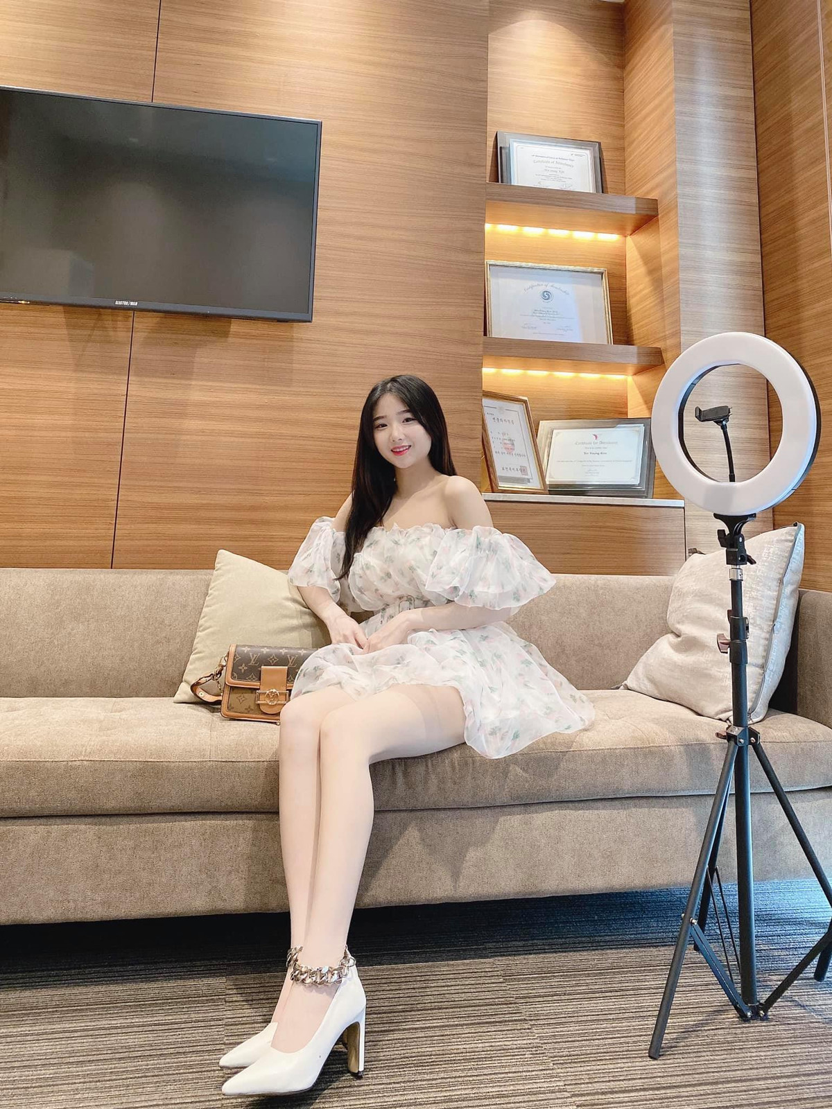 Trước khi sang Hàn du học, Khánh Ly từng là mẫu ảnh, được nhiều thương hiệu thời trang "chọn mặt gửi vàng".