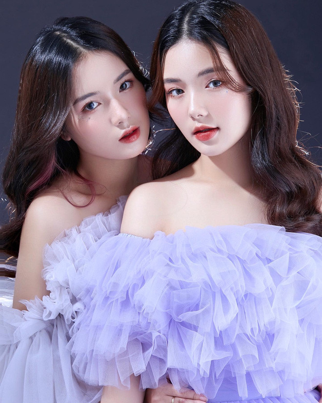 Sau khi những bức ảnh được lan truyền rộng rãi cùng với lượt follow vốn dĩ đã cao, rất nhiều cơ hội đã đến với cặp chị em xinh xắn này.