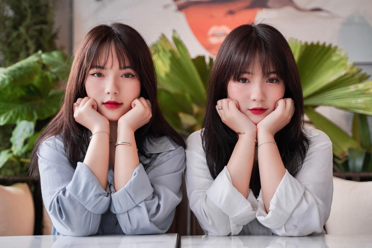 Nhờ vẻ ngoài xinh xắn, cặp sinh đôi hiện đều là mẫu ảnh có tiếng tại Yên Bái. Đây cũng là công việc hai chị em làm thêm ngoài giờ học.