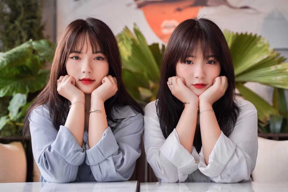 Nhờ vẻ ngoài xinh xắn, cặp sinh đôi hiện đều là mẫu ảnh có tiếng tại Yên Bái. Đây cũng là công việc hai chị em làm thêm ngoài giờ học.
