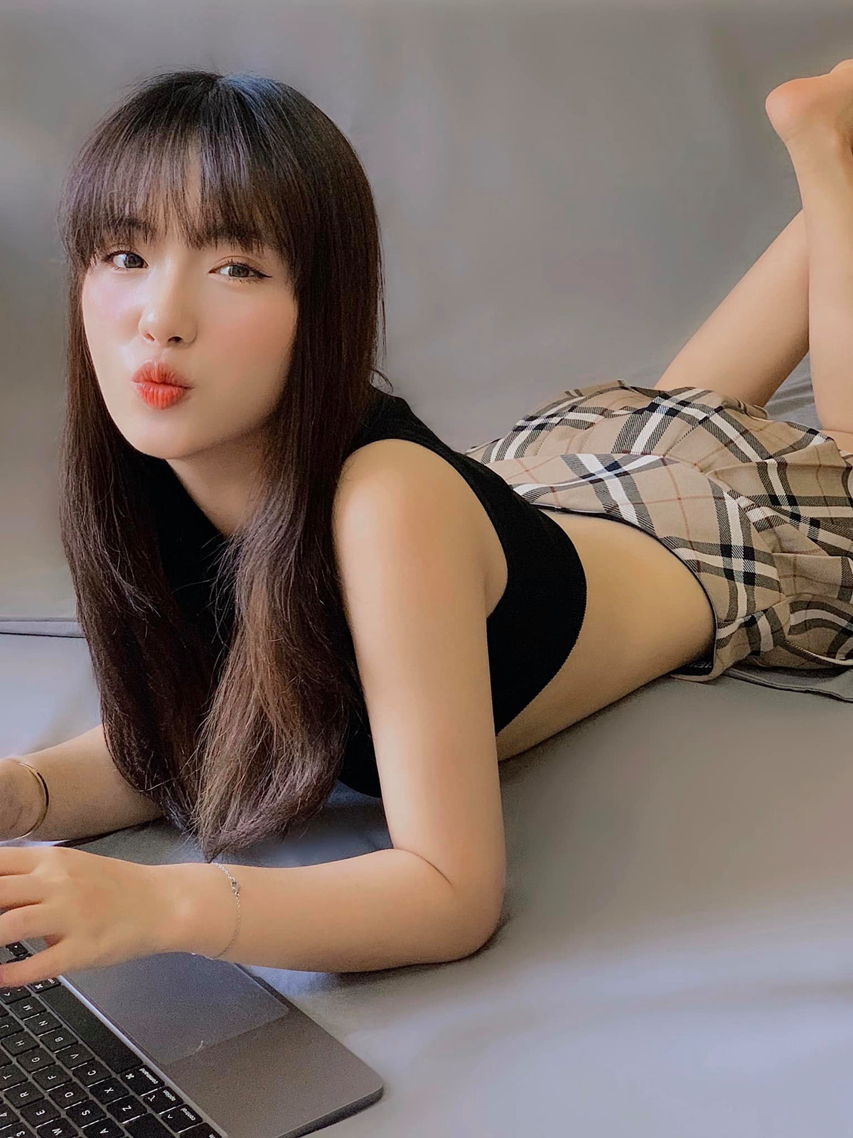 Cô em Thanh Nga có gương mặt dài hơn chị một chút, tóc cũng không uốn xoăn mà thường duỗi thẳng. Đây có lẽ là hai điểm giúp nhiều người phân biệt cặp chị em Yên Bái.