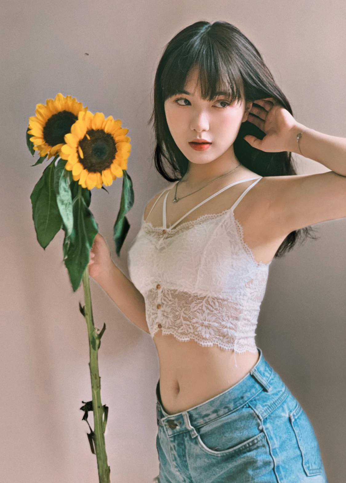 Ngoài công việc mẫu ảnh, hai cô gái vẫn đang cố gắng sẽ hoàn thành tốt việc học tập và phát triển những điểm mạnh của bản thân trên nền tảng mạng xã hội. Ảnh: FBNV