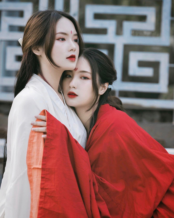 Họ được nhiều người yêu mến bởi gương mặt xinh xắn, đặc biệt giống nhau như hai giọt nước từ gương mặt đến sở thích, tính cách.