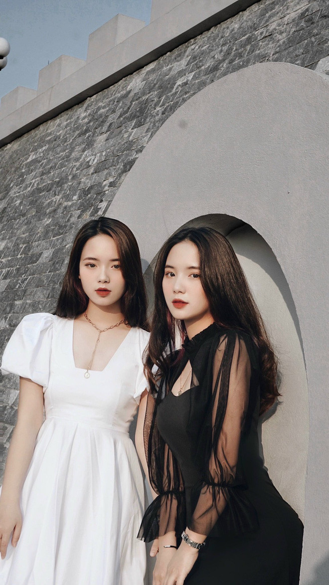 Gương mặt quá giống nhau kèm theo phong cách, mái tóc cắt ngang vai và thần thái dễ gây nhầm lẫn. Thậm chí thầy cô giáo của Hằng và Nga cũng đôi lần nhầm lẫn 2 chị em với nhau.