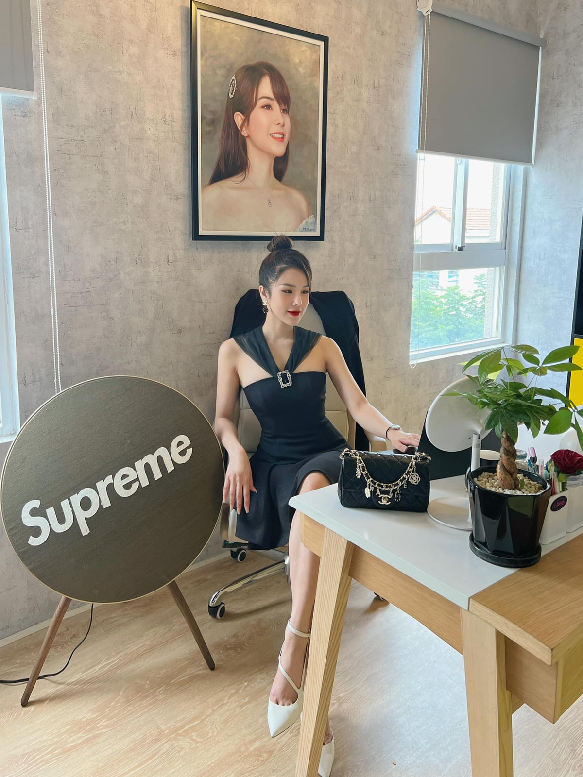 Trong 3 năm hôn nhân, Diệp Lâm Anh và chồng đã có 2 nhóc tỳ, "đủ nếp đủ tẻ". Cả 2 bé đều sở hữu ngoại hình giống bố. Ngoài cuộc sống hôn nhân, nhan sắc quá khứ của Lâm Anh cũng là thành chủ đề được bàn tán xôn xao.