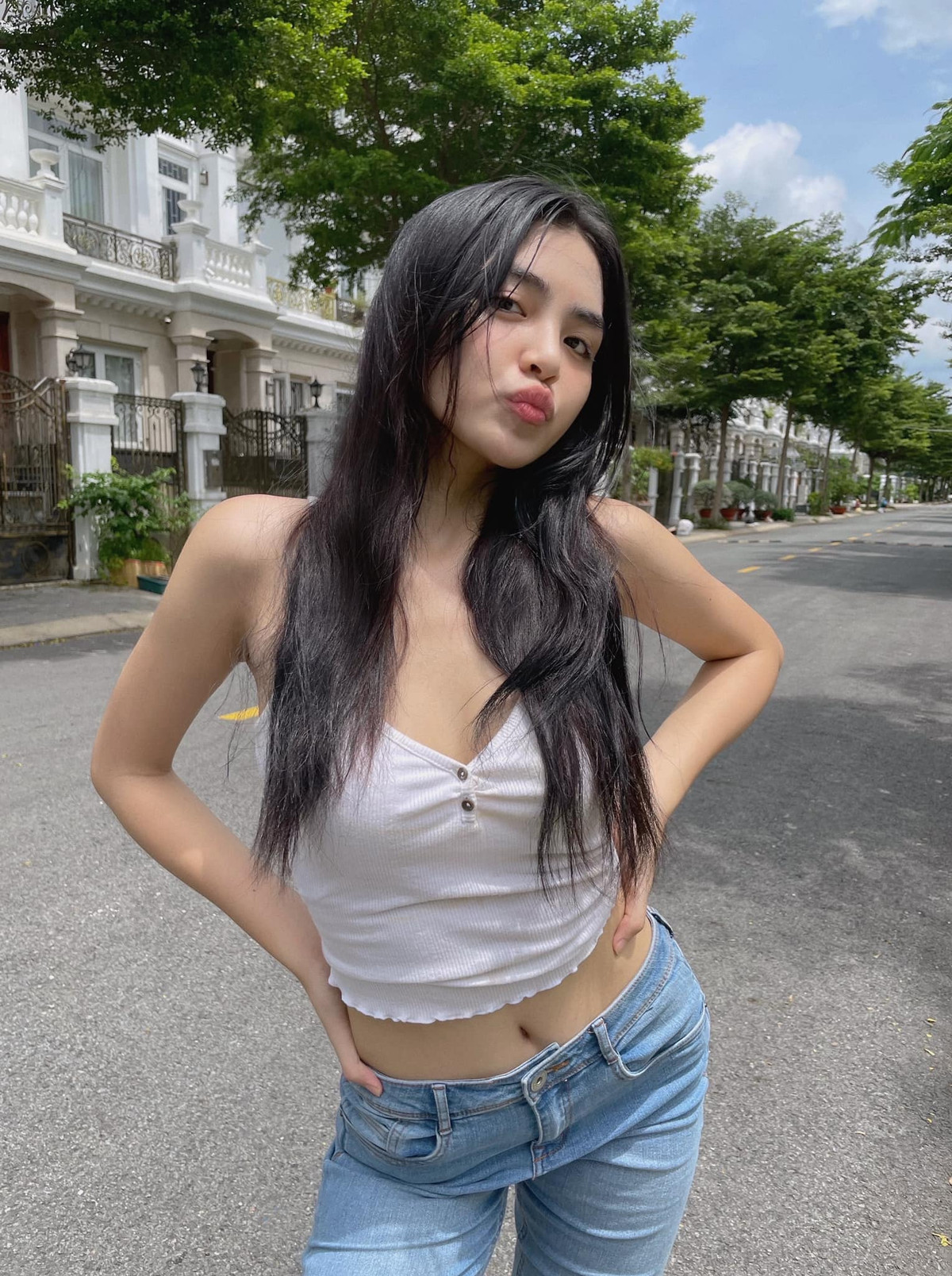 Được biết, nàng hot girl Sài thành hiện là sinh viên ngành Quản trị Kinh doanh của Viện Đào tạo Quốc tế NTT (NIIE). Chia sẻ về ngành học, nữ sinh cho biết đây là sự định hướng của gia đình.