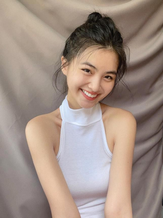 Ngoài việc học, Hoàng Vi còn là mẫu ảnh tự do, mẫu quảng cáo...