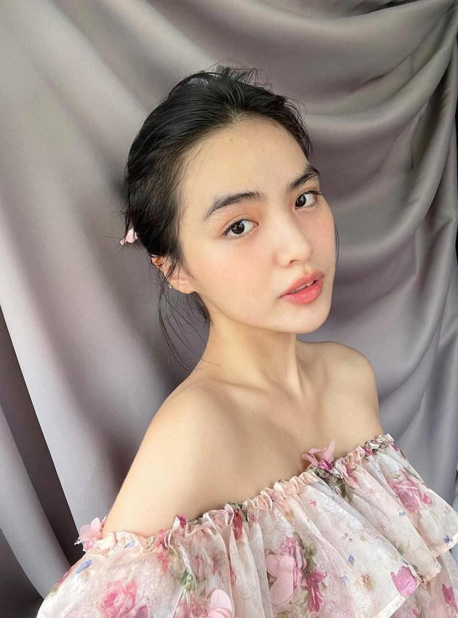 Với chiều cao nổi bật 1m7 và số đo 3 vòng là 82-56-91cm, Hoàng Vi nhanh chóng thu hút sự chú ý của cộng đồng mạng.