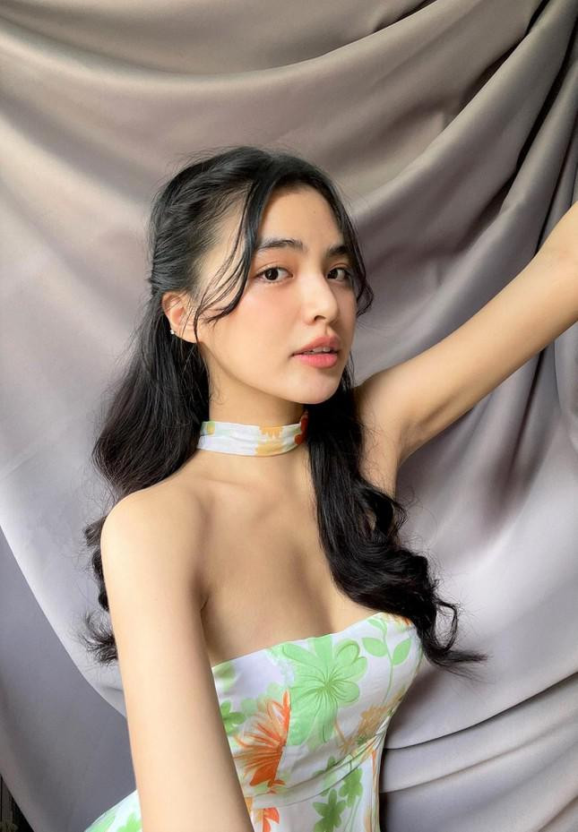 Từ năm 13 tuổi, Hoàng Vi đã được mời chụp ảnh bìa cho một số tờ báo tuổi teen. Ảnh: FBNV