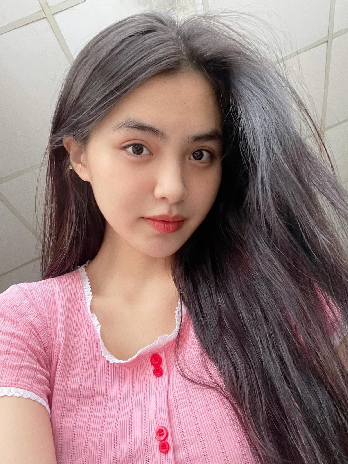 Không chỉ vậy, cô nàng còn sở hữu những nét đẹp tự nhiên rất giống con gái Thái nên nhiều lần bị hiểu lầm là con lai.