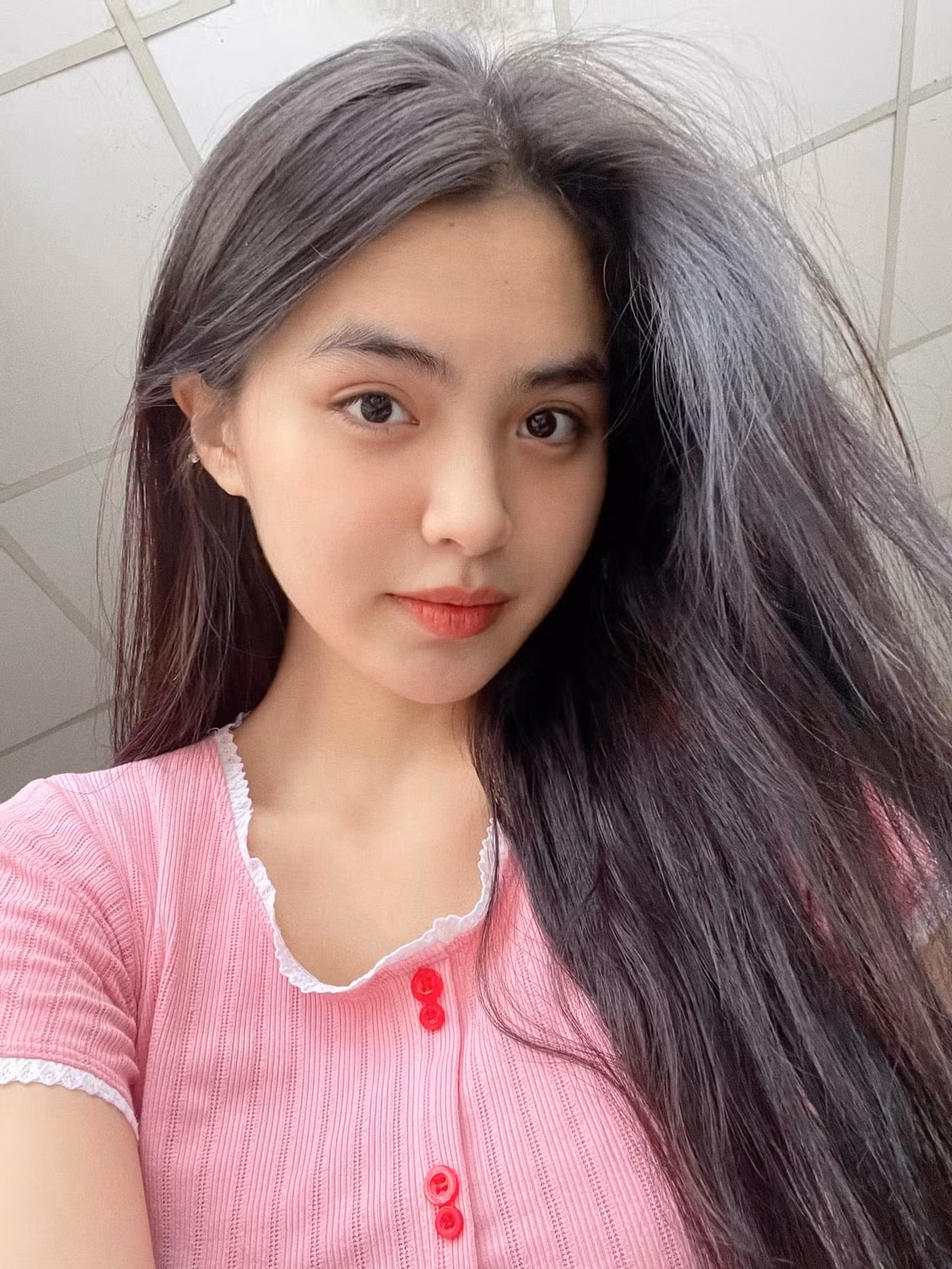 Không chỉ vậy, cô nàng còn sở hữu những nét đẹp tự nhiên rất giống con gái Thái nên nhiều lần bị hiểu lầm là con lai.