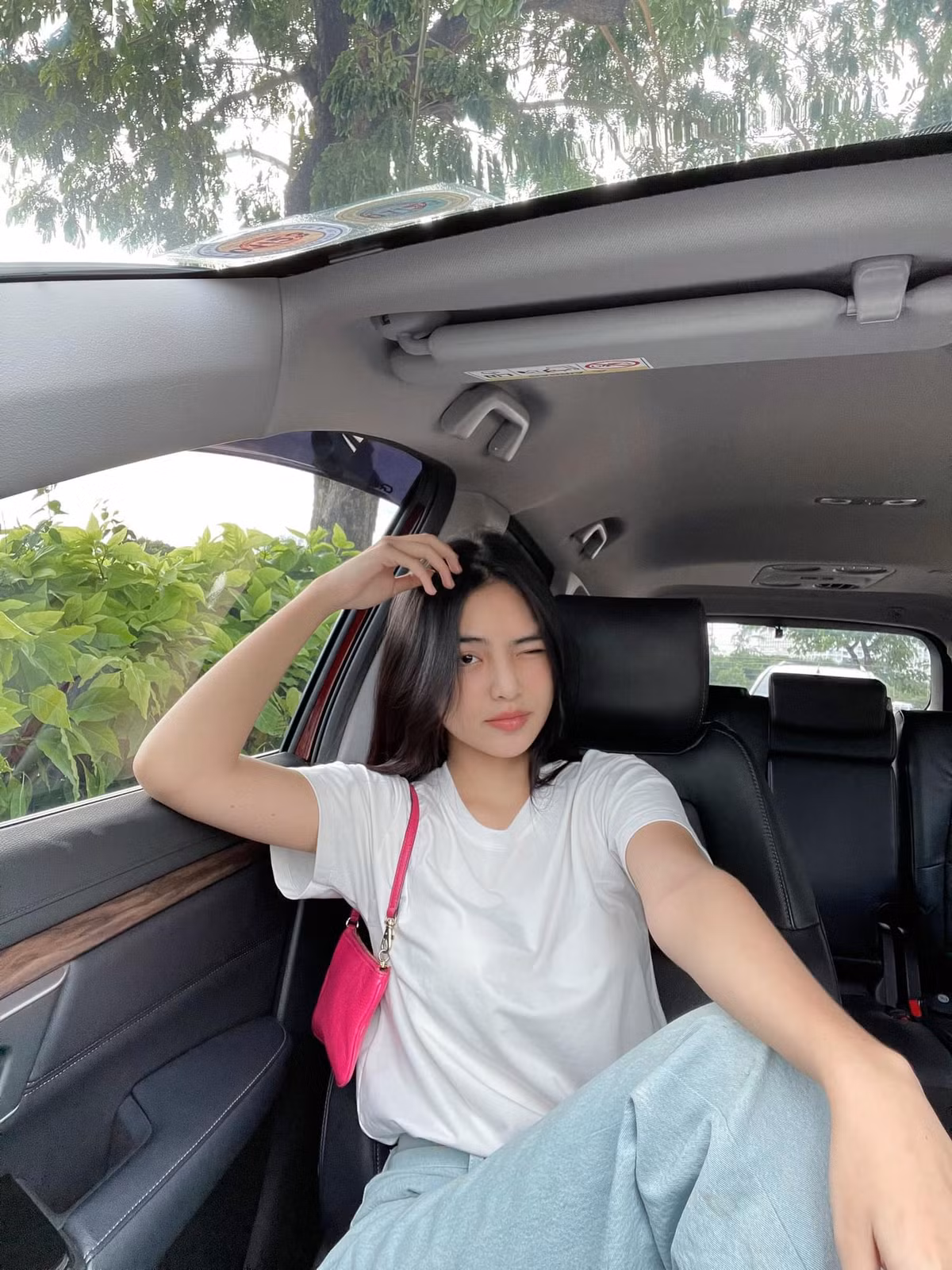 Cô nàng được mệnh danh là "hot girl vòng eo 56", sở hữu dáng người nhỏ nhắn, thanh mảnh.