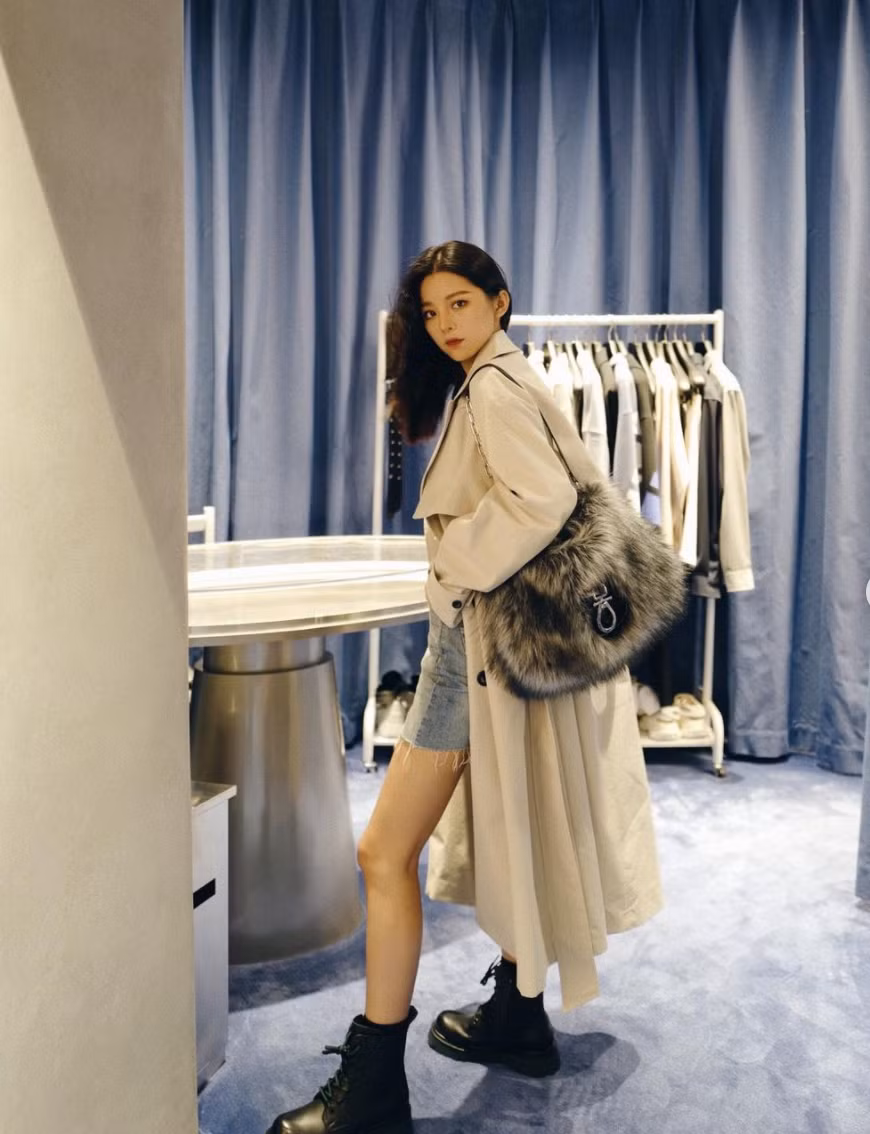 Sau khi nổi tiếng, gái xinh xứ Trung từng chia sẻ chưa nghĩ tới việc tham gia vào con đường người mẫu chuyên nghiệp mà trở thành cô giáo khi theo học tại Đại học Sư phạm Hàng Châu.