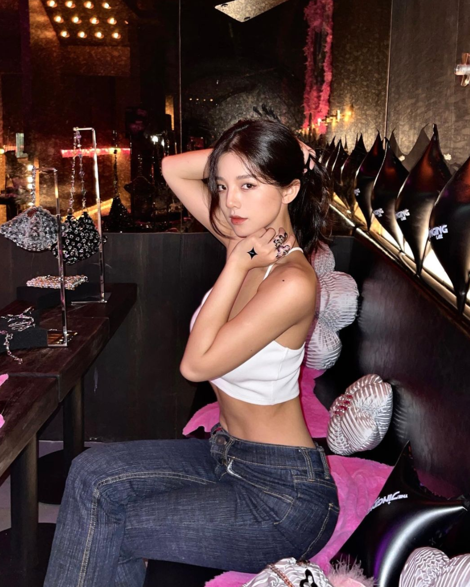 Không sở hữu chiều cao quá nổi bật, Chen Zi cao 1m63 nhưng lại "ghi điểm" với nét đẹp thanh tú cùng thần thái ngút ngàn.